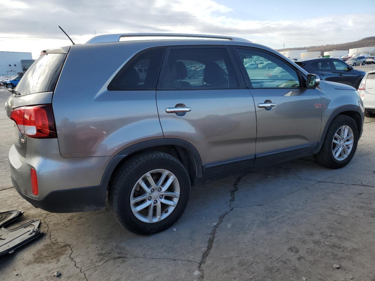 VIN 5XYKT3A61FG557135 2015 KIA SORENTO no.3