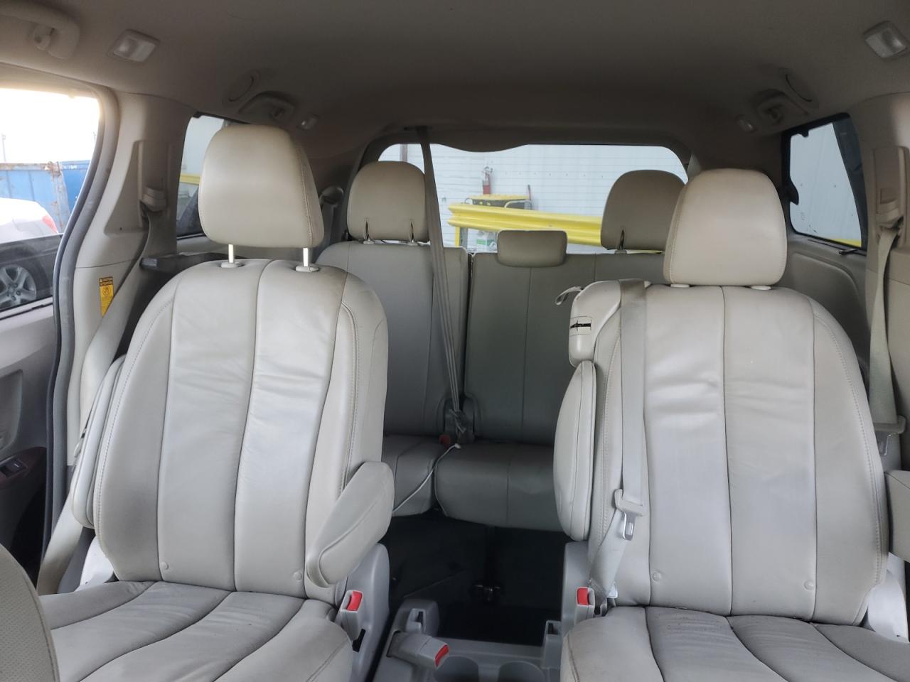 2014 Toyota Sienna - Image 10