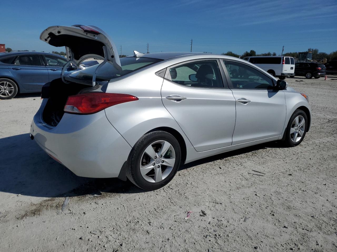 2013 Hyundai Elantra - Image 3