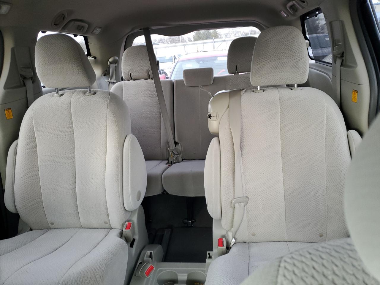 2011 Toyota Sienna - Image 10