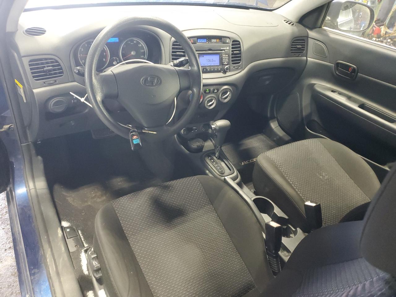 2010 Hyundai Accent - Image 8