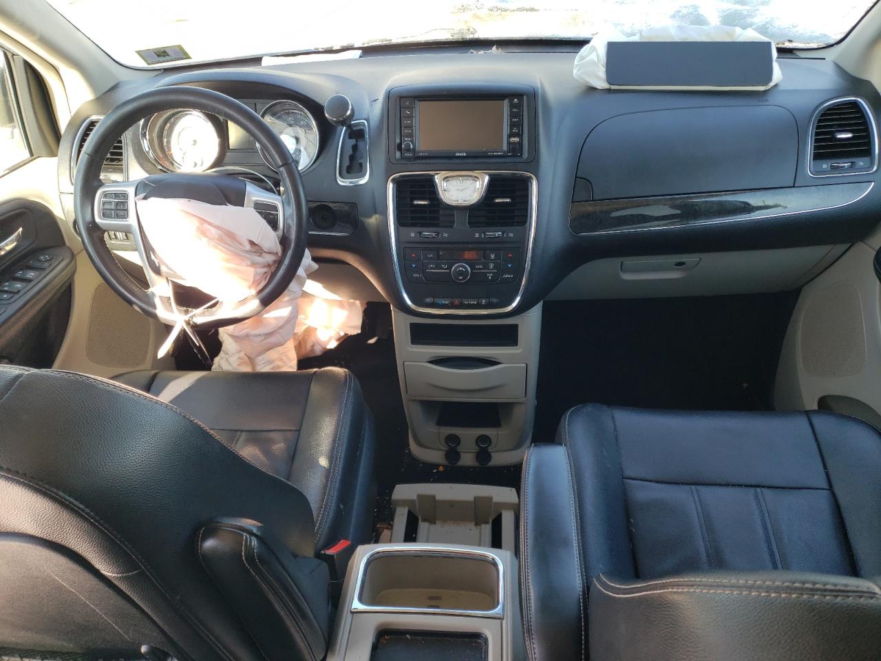 2014 Chrysler Town & Country - Image 8