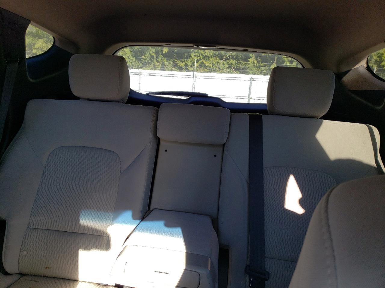 2016 Hyundai Santa Fe - Image 10