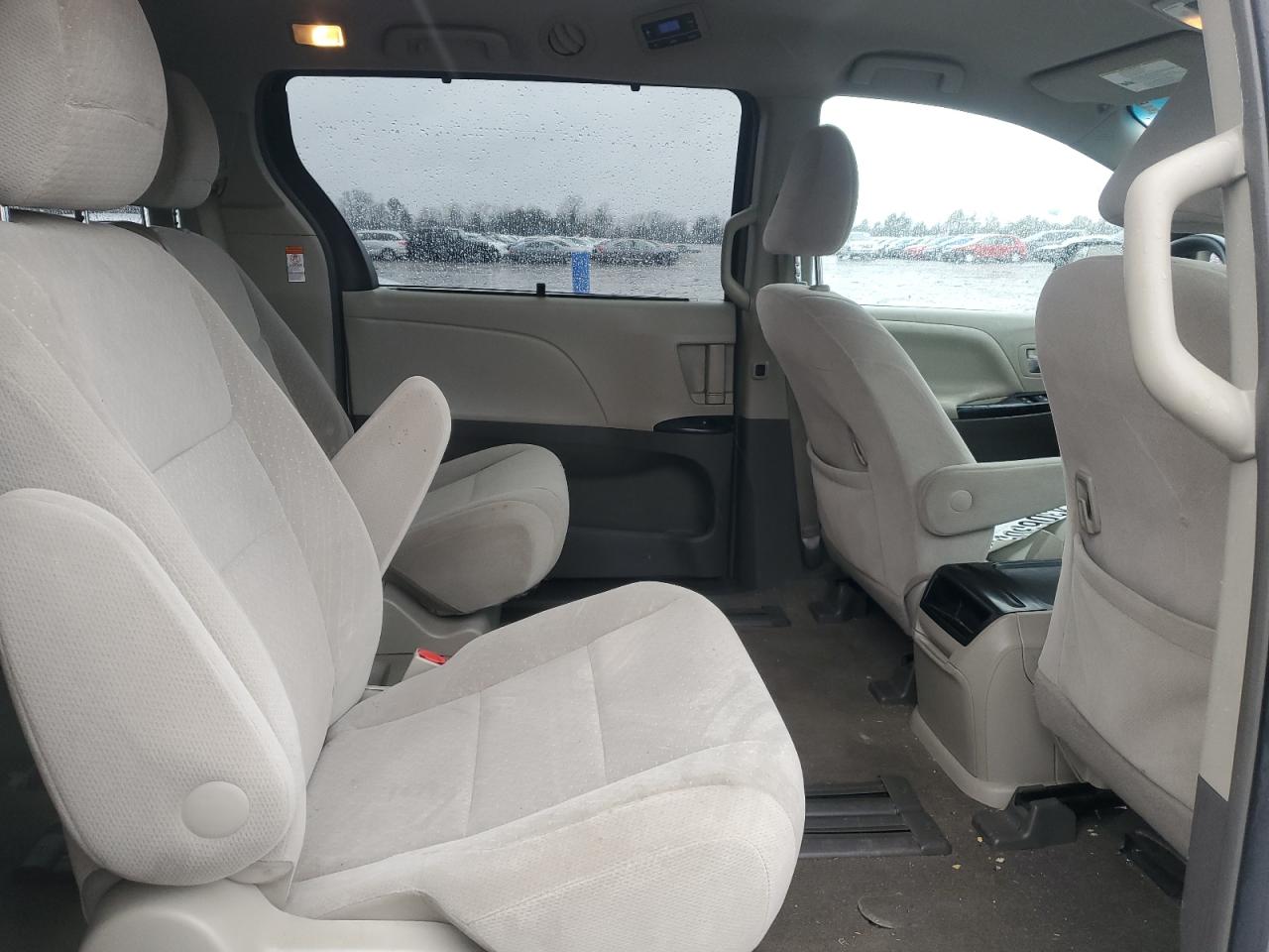 2015 Toyota Sienna - Image 11