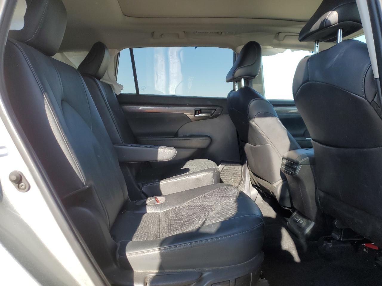 2022 Toyota Highlander - Image 11