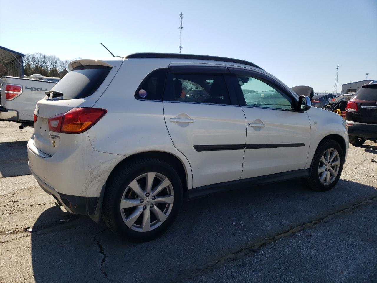 2014 Mitsubishi Outlander - Image 3