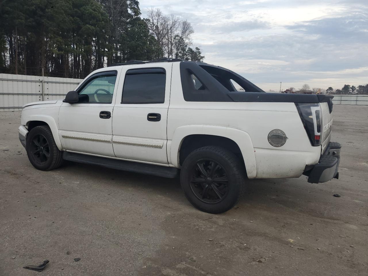 2005 Chevrolet Avalanche - Image 2