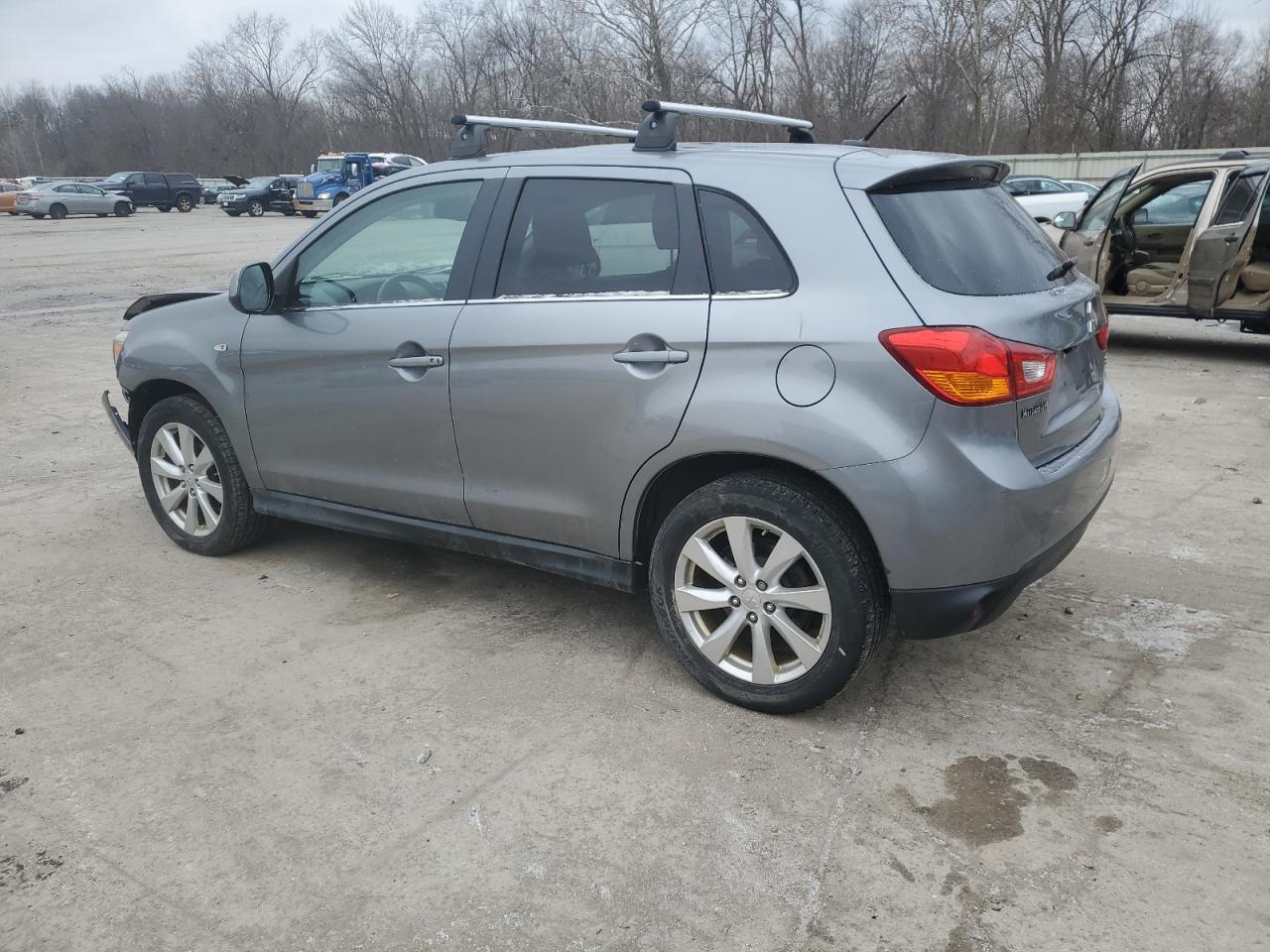 2014 Mitsubishi Outlander - Image 2