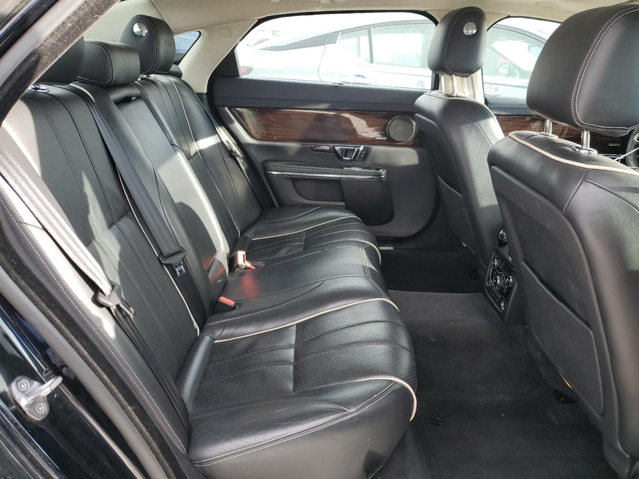 2015 Jaguar XJ - Image 10