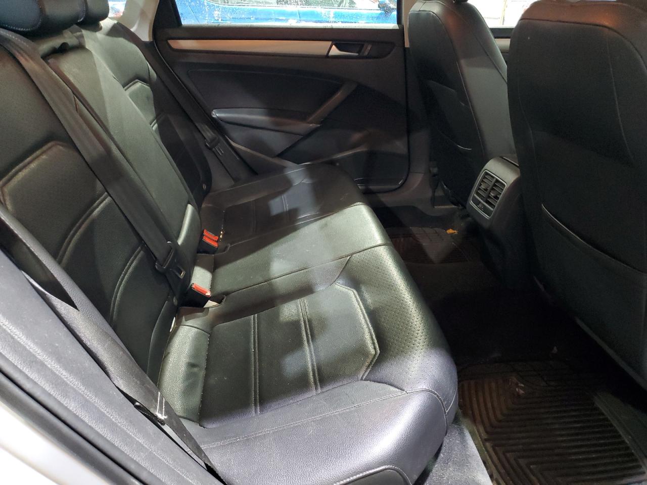 2015 Volkswagen Passat - Image 10