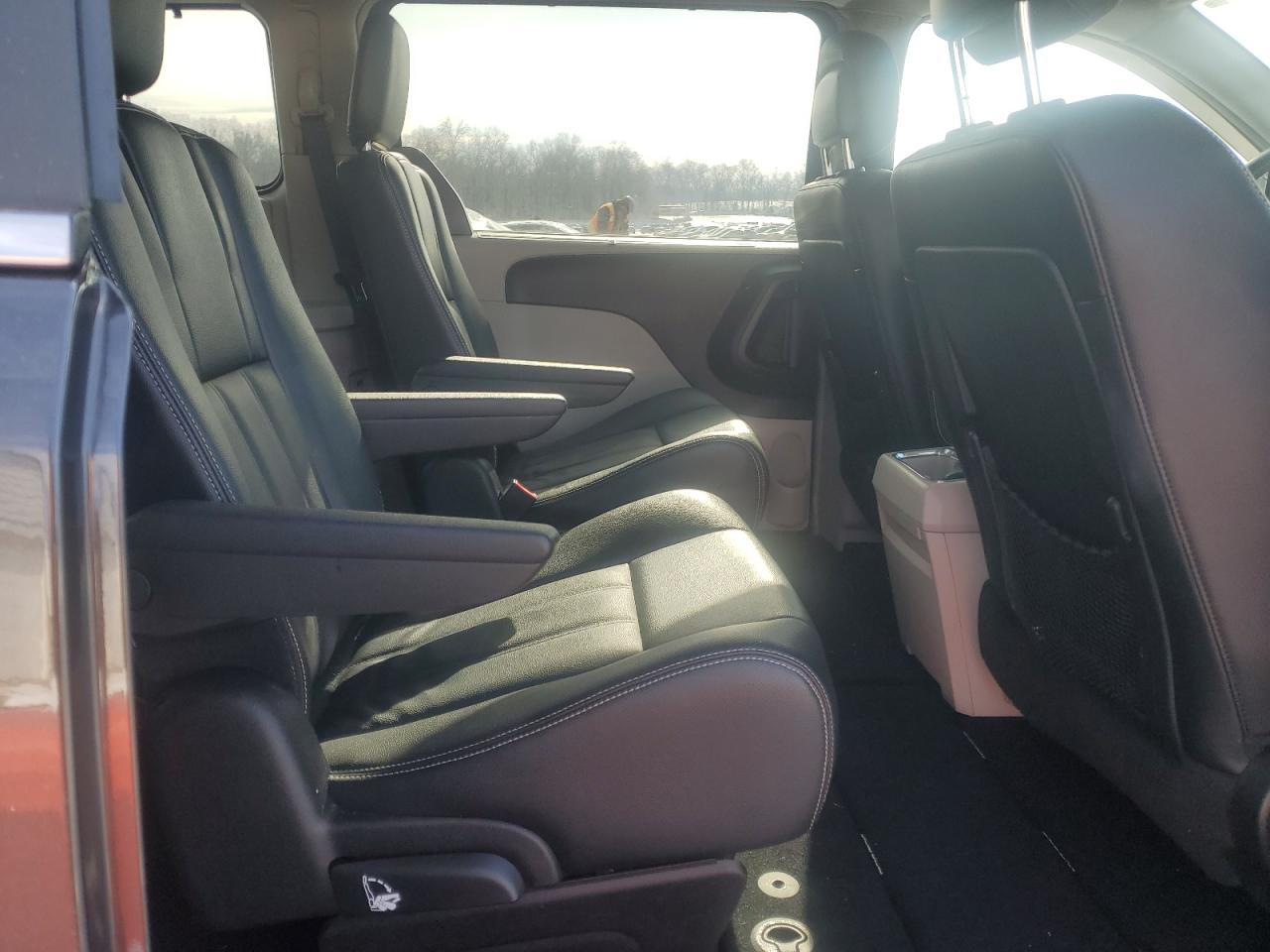 2016 Chrysler Town & Country - Image 11
