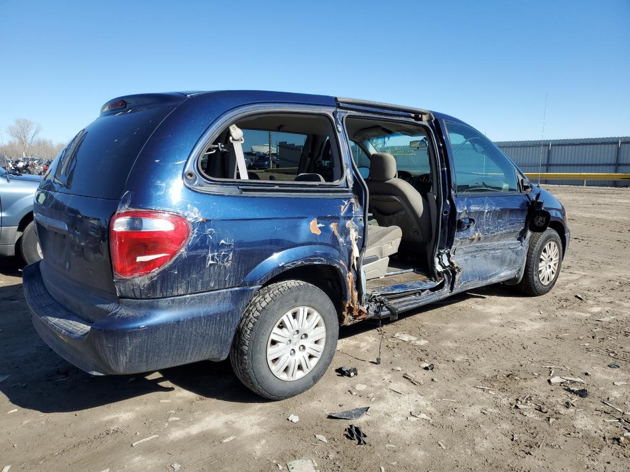 2005 Chrysler Town & Country - Image 3