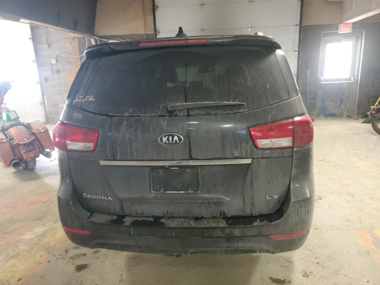 2017 Kia Sedona - Image 6