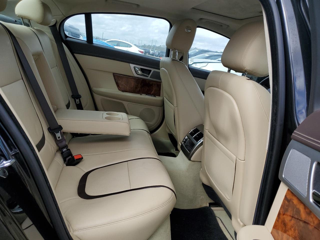2014 Jaguar XF - Image 10