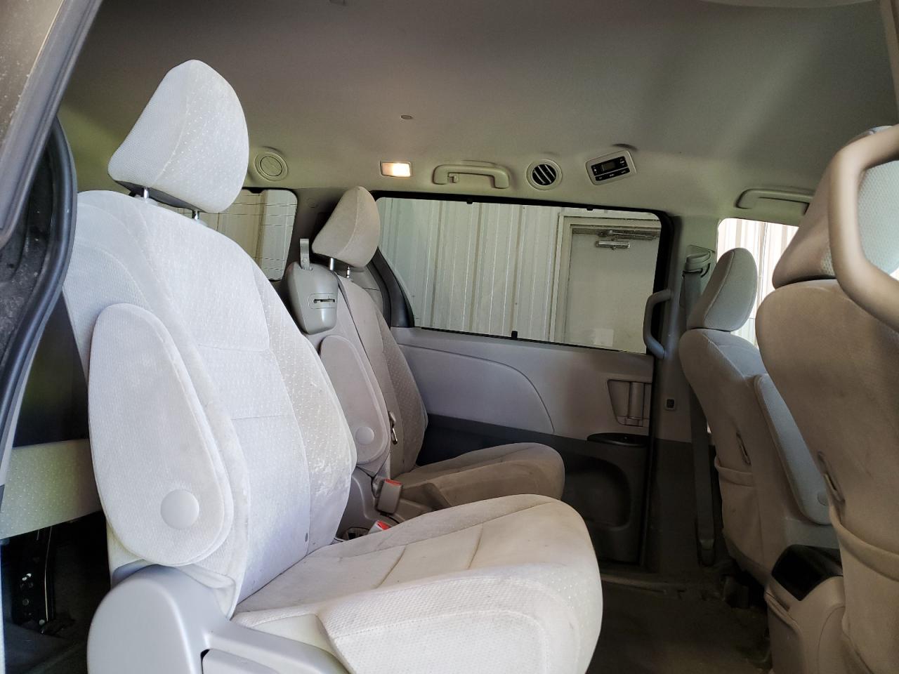 2017 Toyota Sienna - Image 11