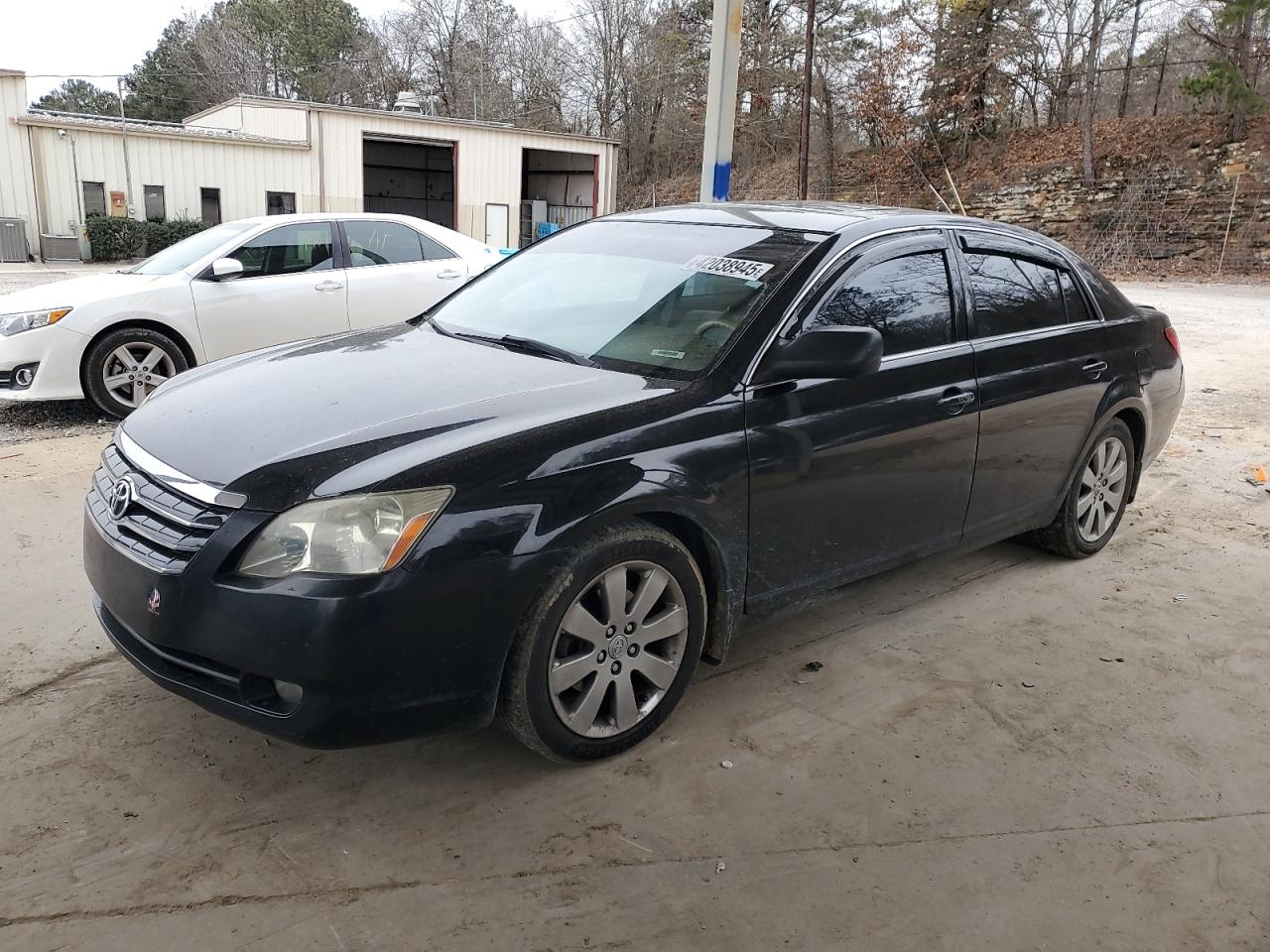 2005 Toyota Avalon - Image 1