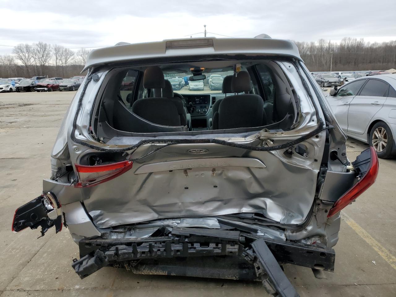 2020 Toyota Sienna - Image 6