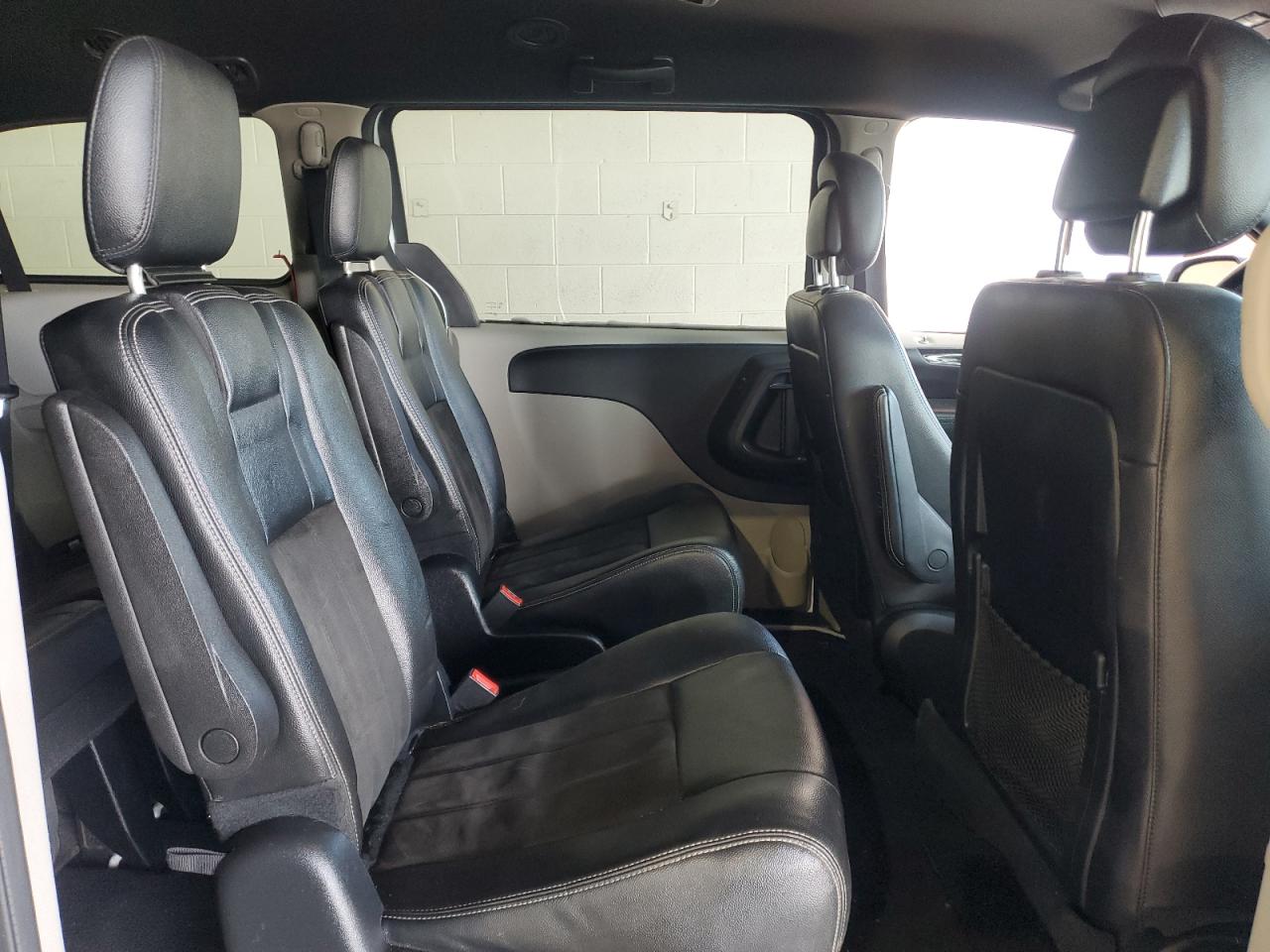 2019 Dodge Caravan - Image 11