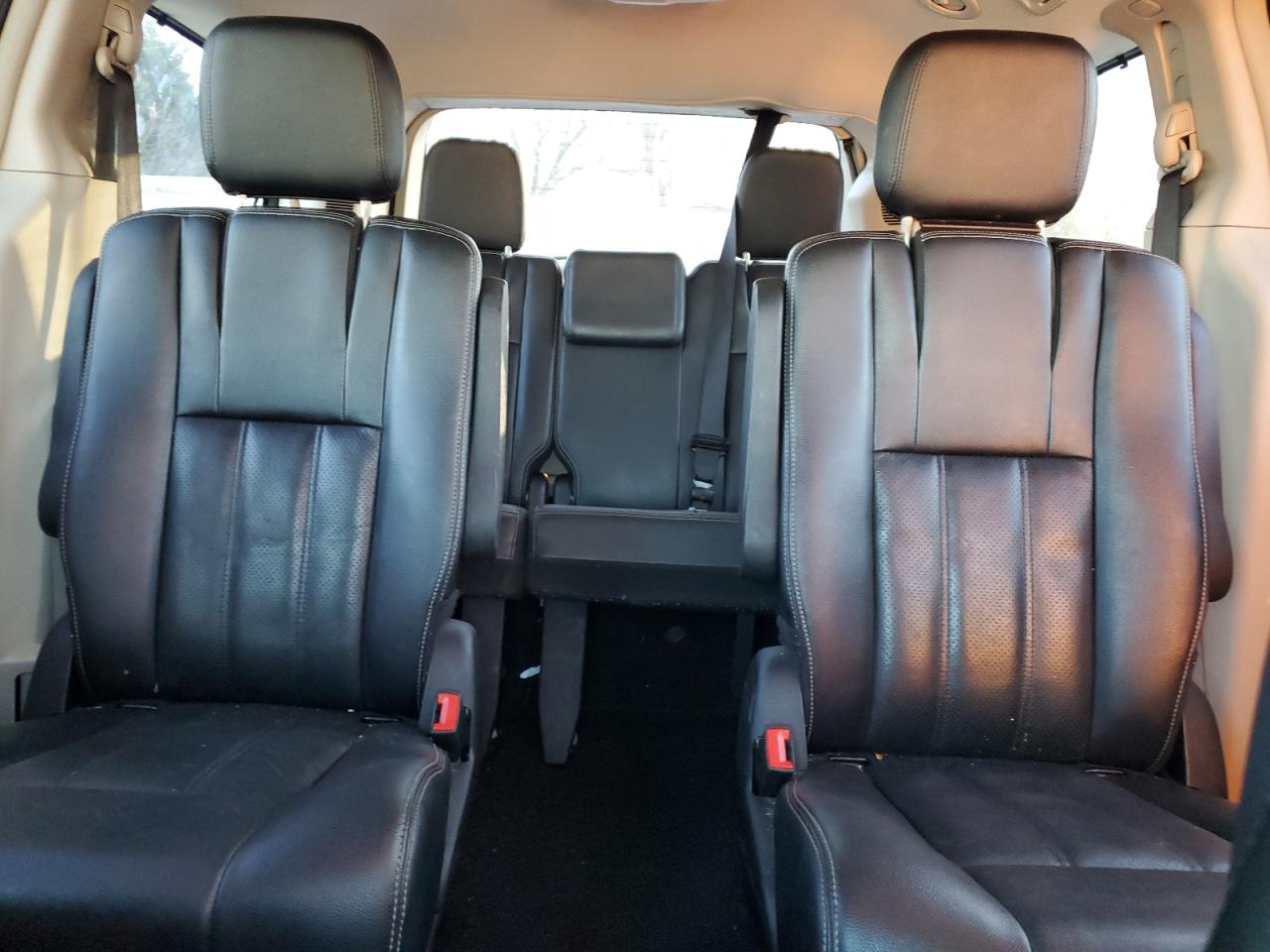 2015 Chrysler Town & Country - Image 10