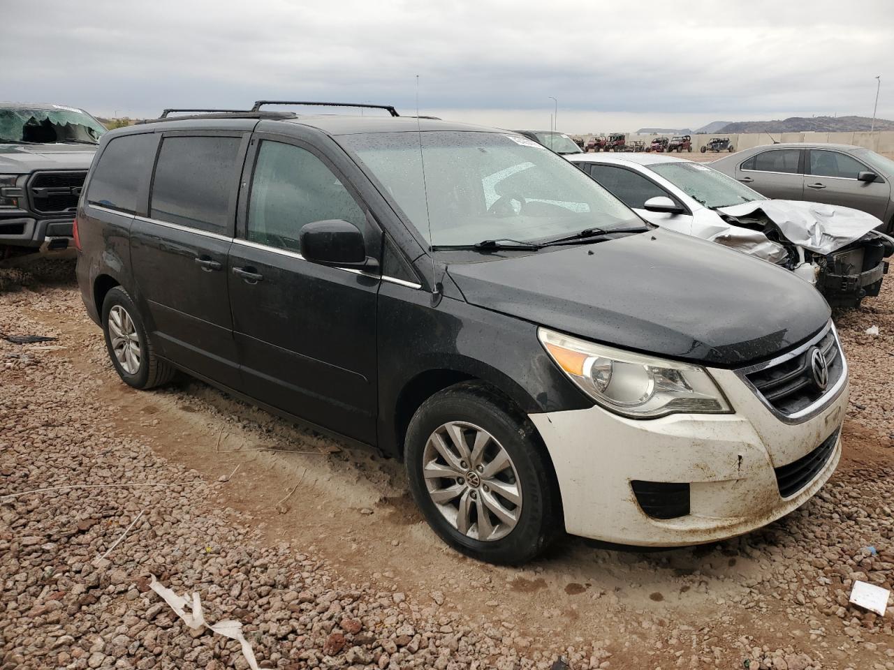 2013 Volkswagen Routan - Image 4