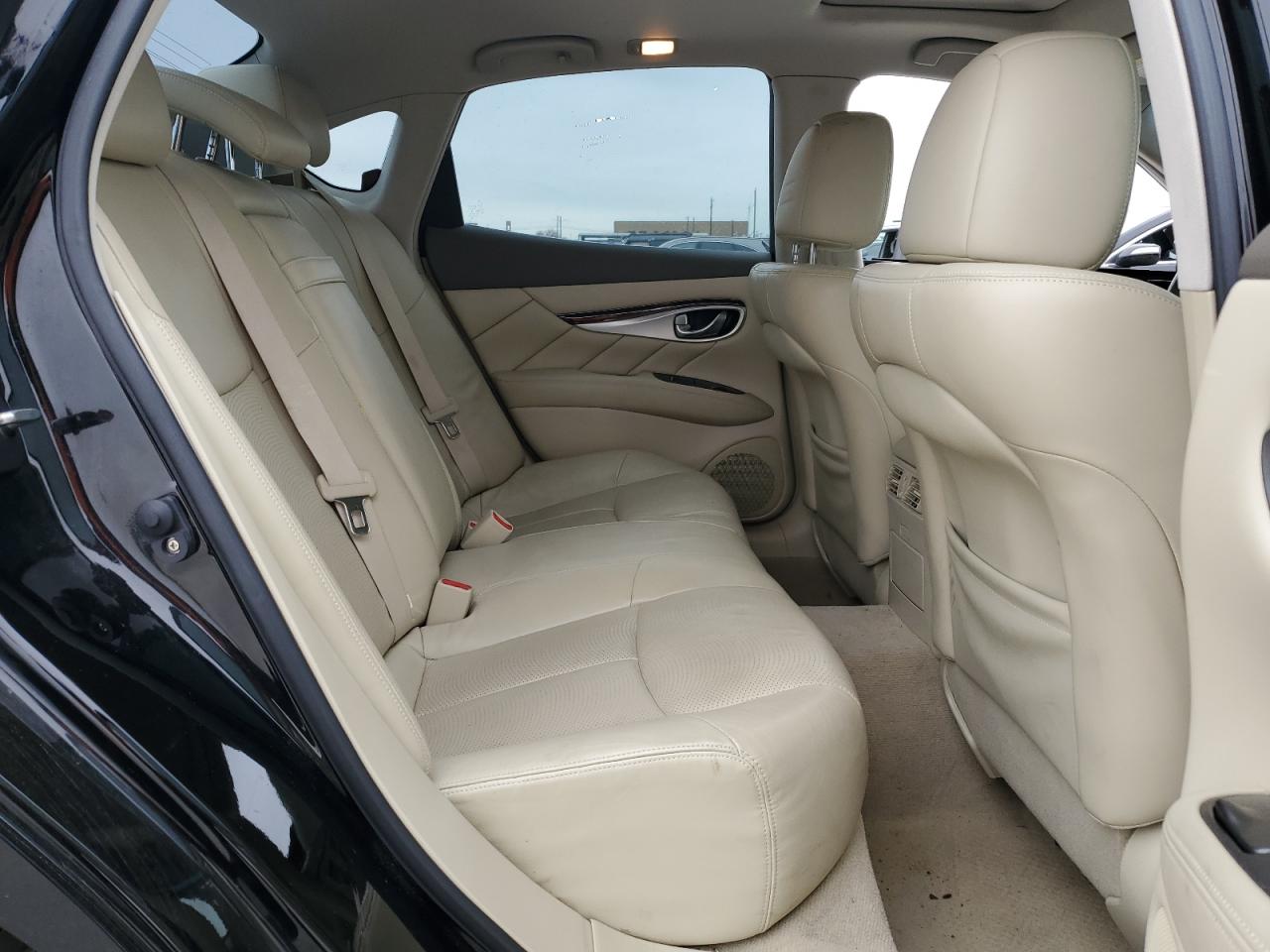 2015 Infiniti Q70 - Image 10