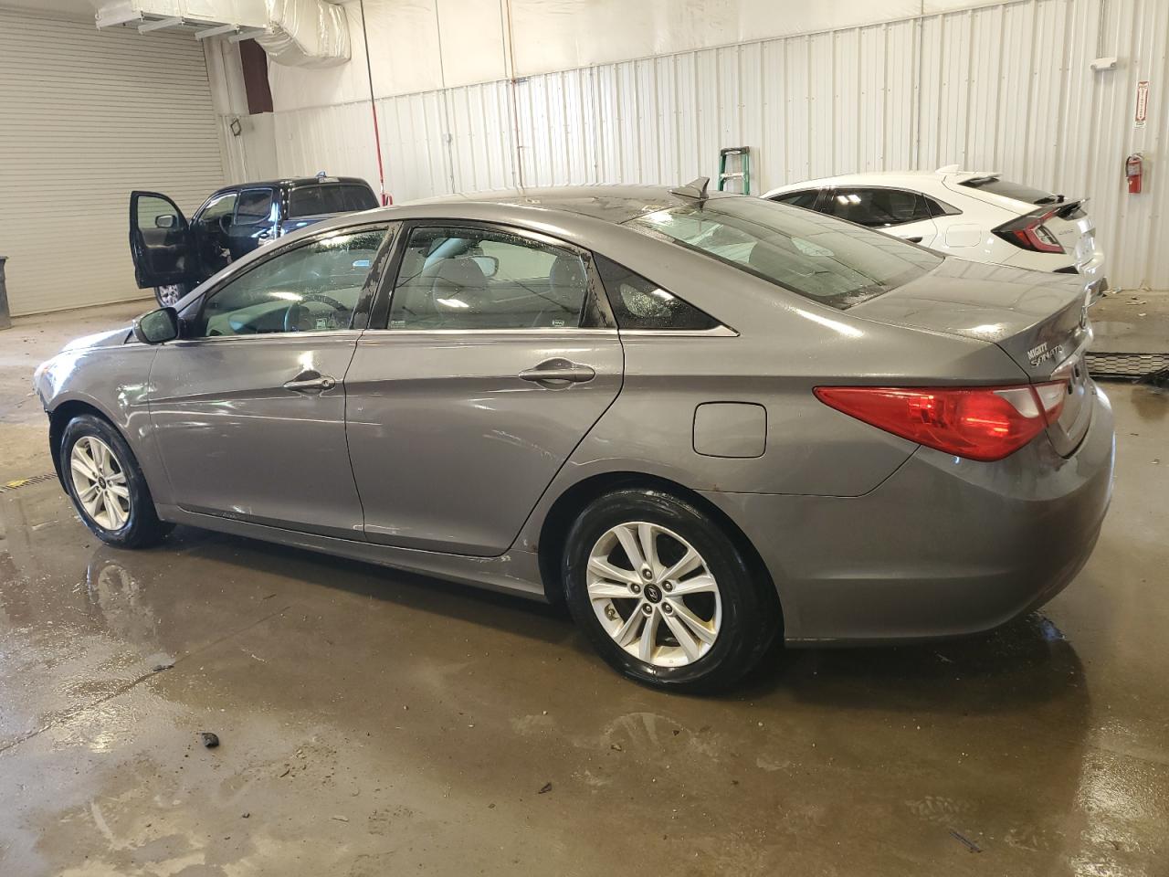 2011 Hyundai Sonata - Image 2