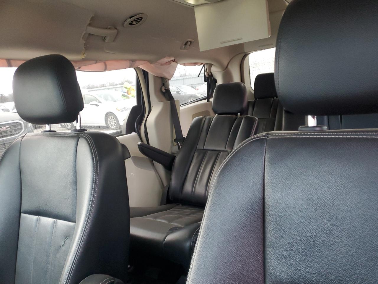 2014 Chrysler Town & Country - Image 12