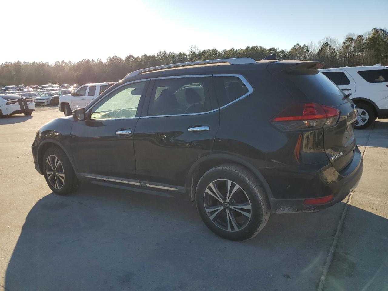 2018 Nissan Rogue - Image 2