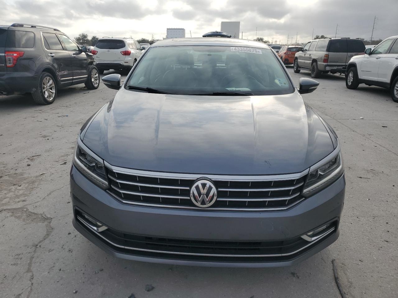 2016 Volkswagen Passat - Image 5
