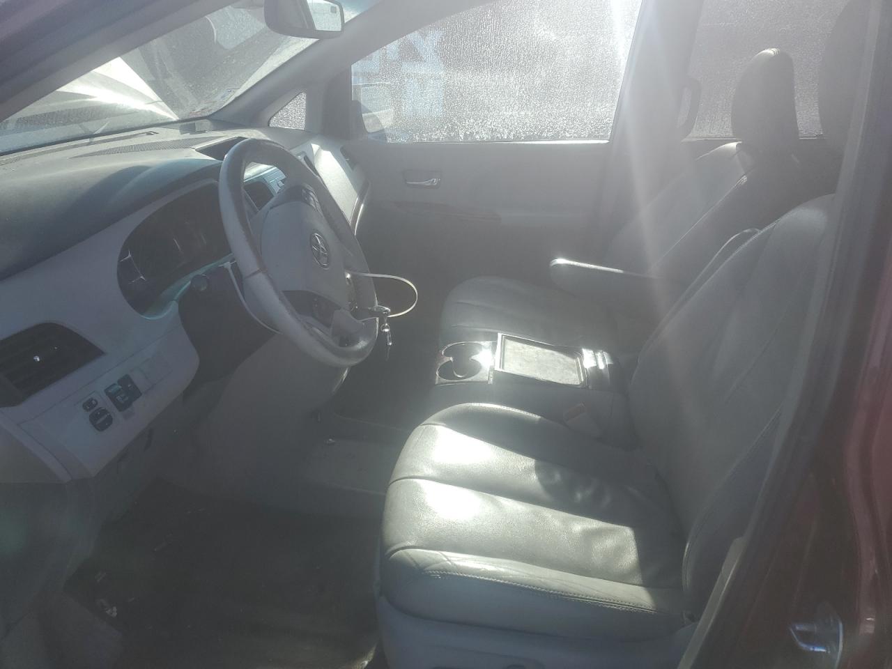 2013 Toyota Sienna - Image 7