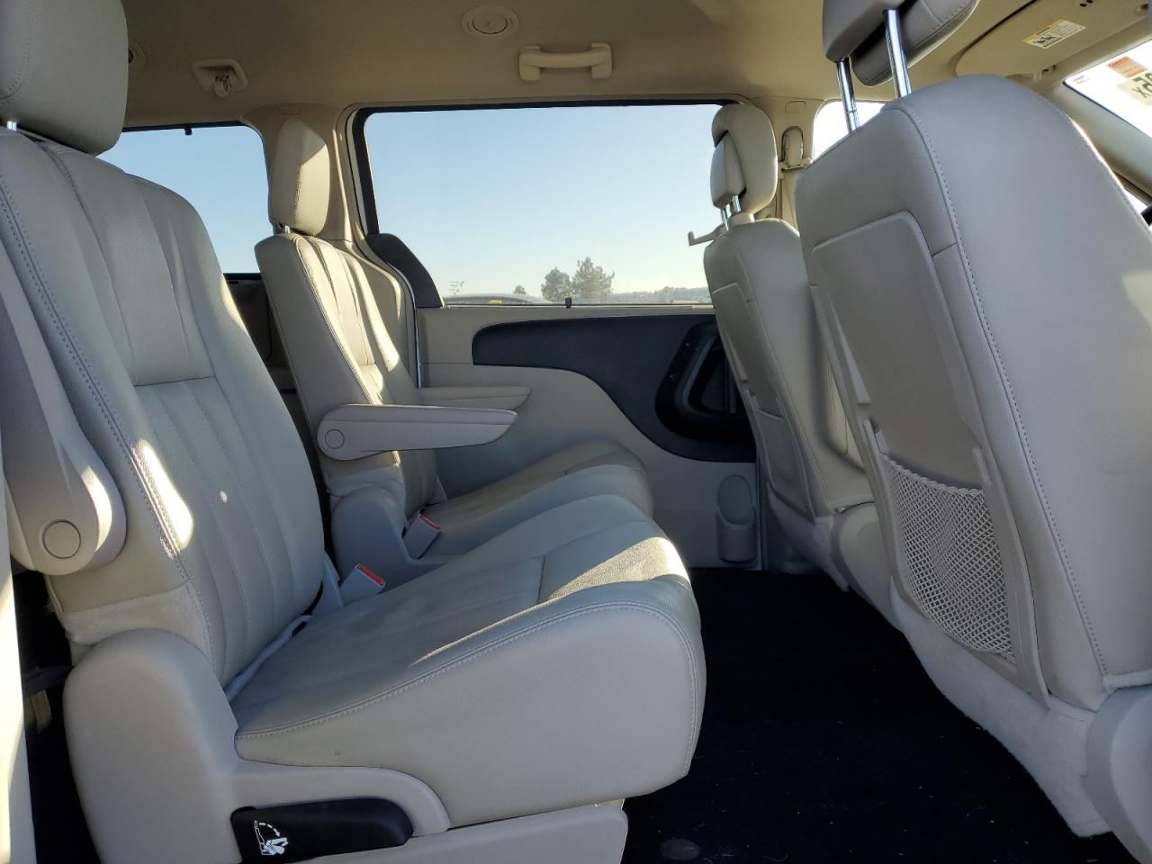2015 Chrysler Town & Country - Image 11