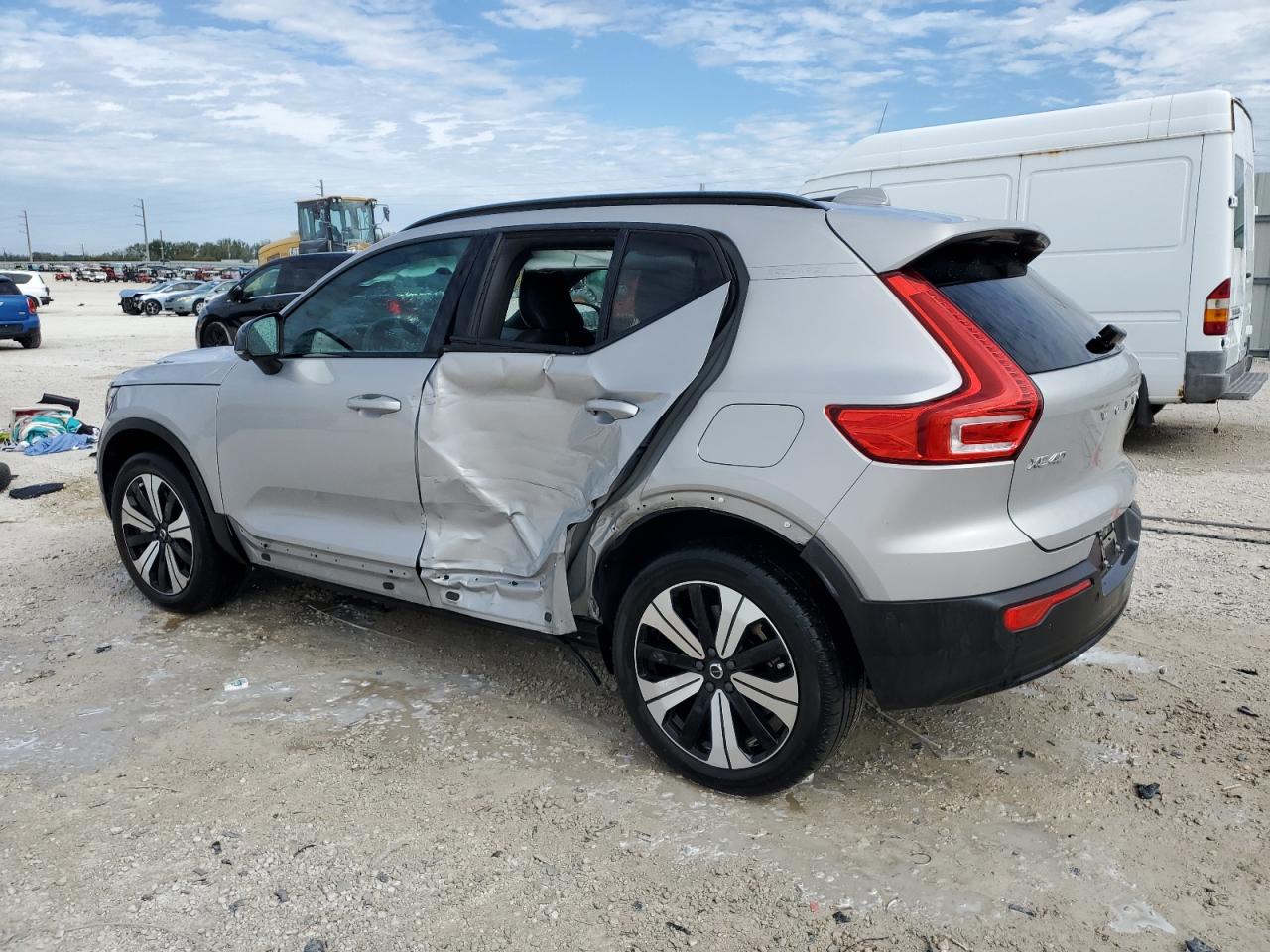 2023 Volvo XC40 - Image 2