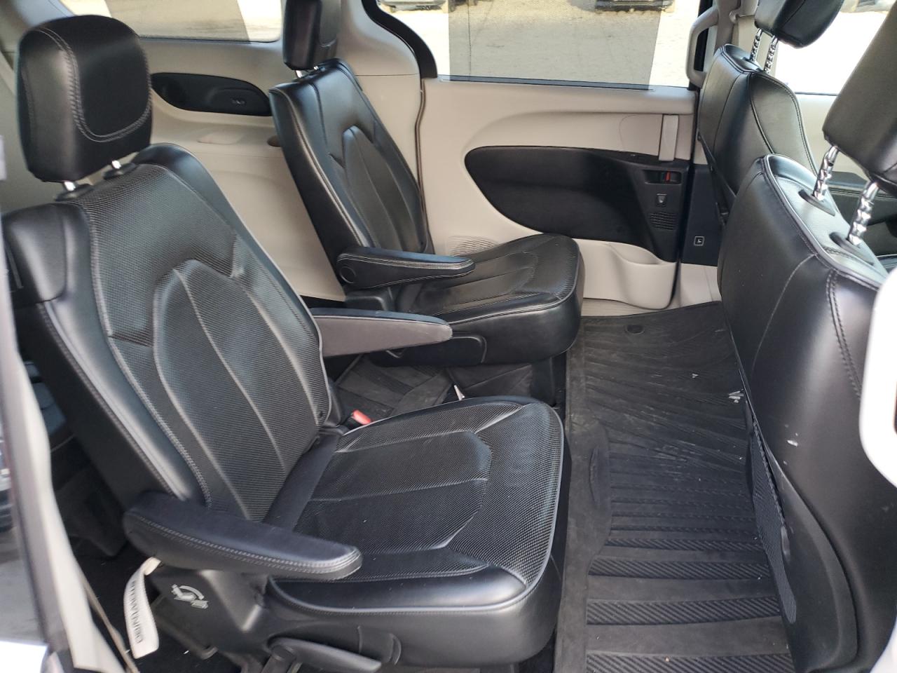 2019 Chrysler Pacifica - Image 12