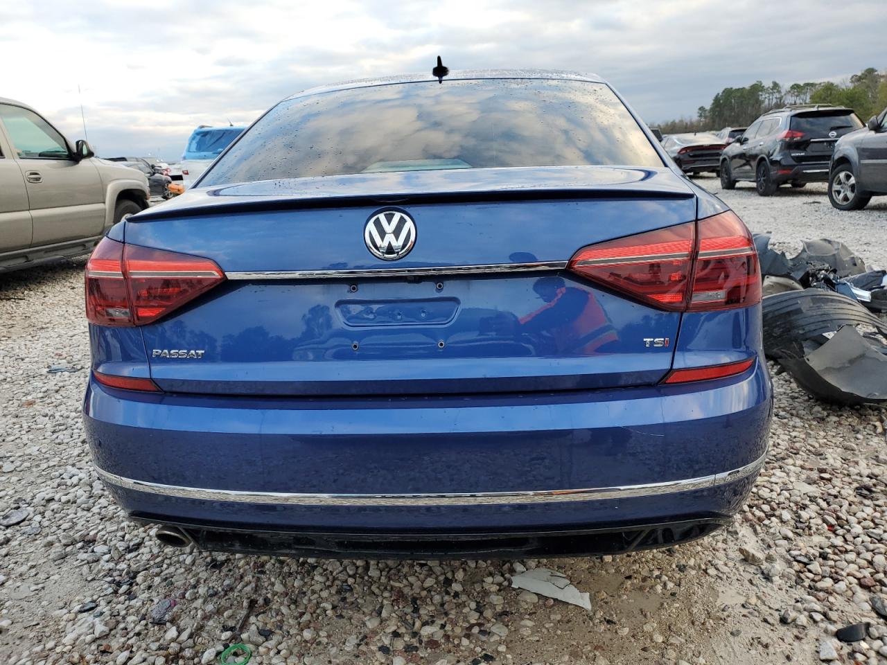 2017 Volkswagen Passat - Image 6