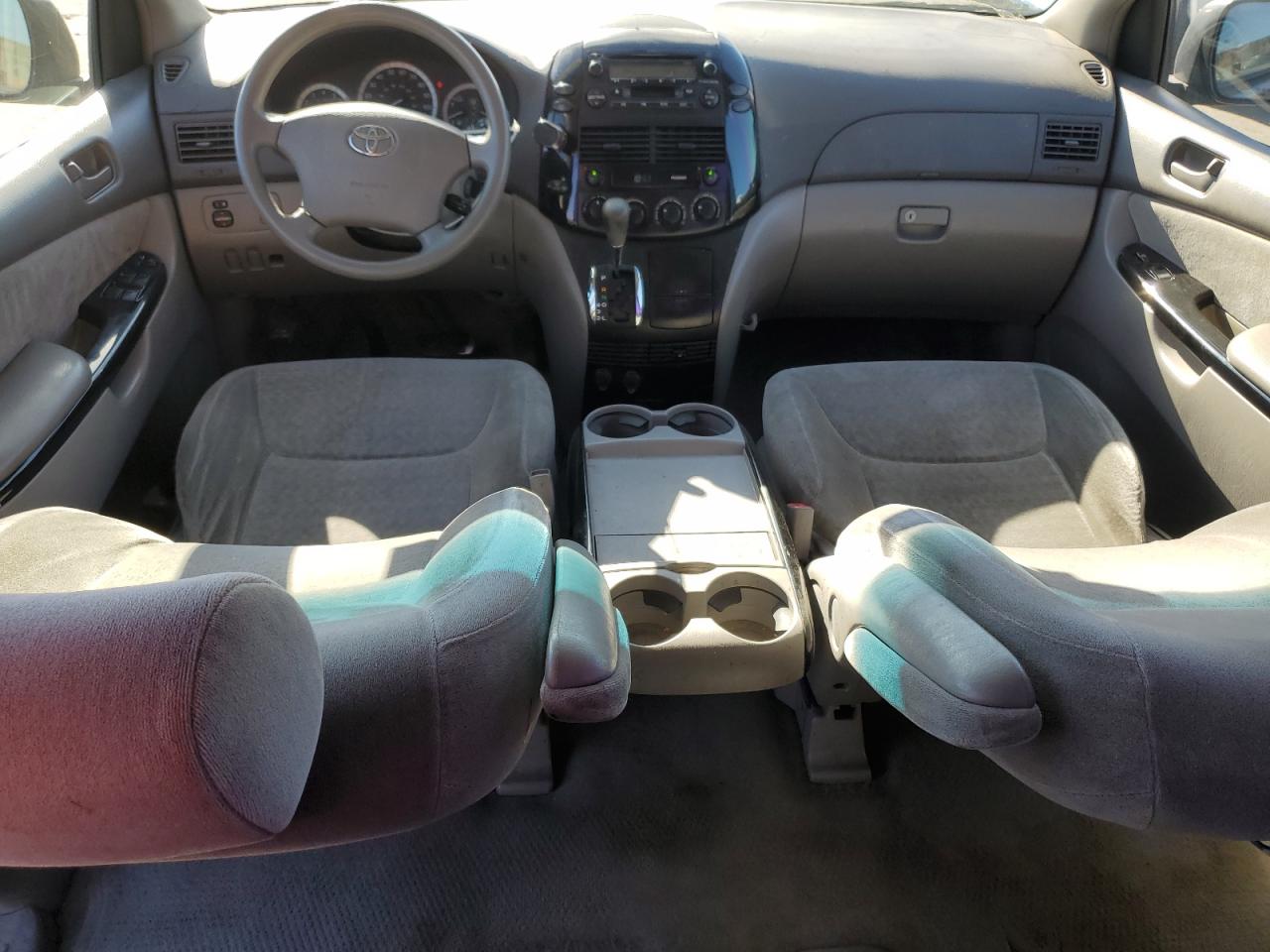 2004 Toyota Sienna - Image 8