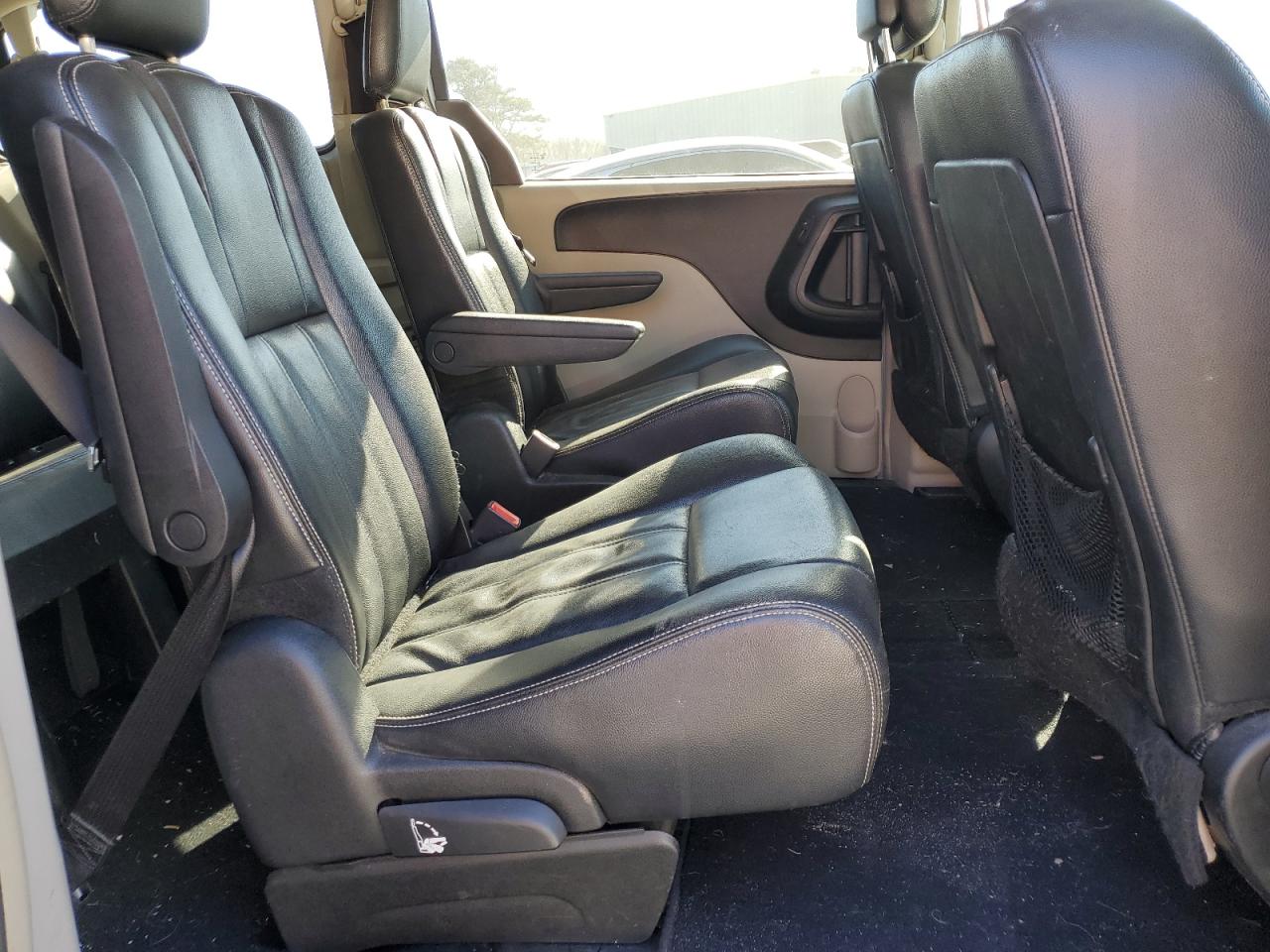 2013 Chrysler Town & Country - Image 11