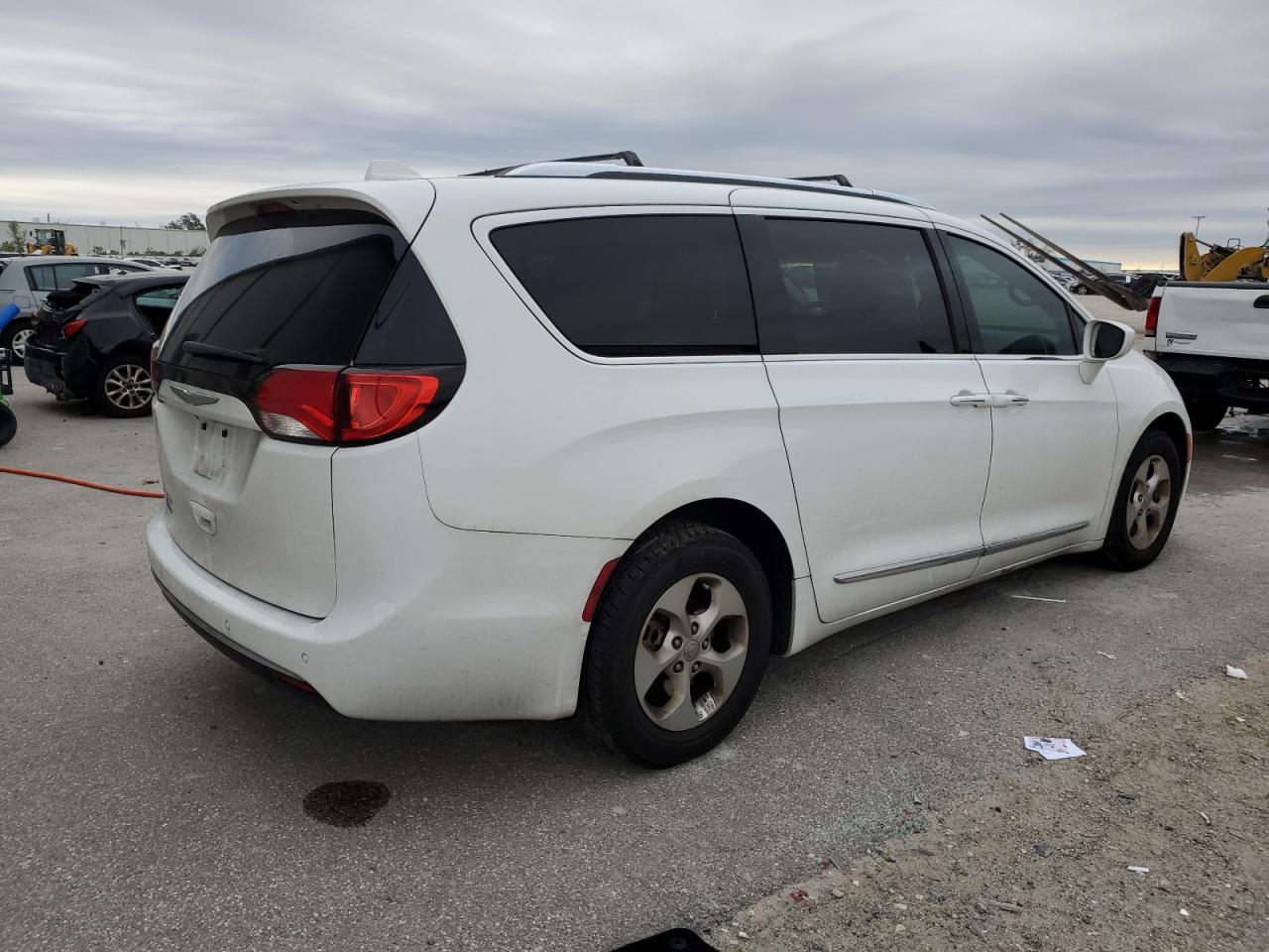 2017 Chrysler Pacifica - Image 3