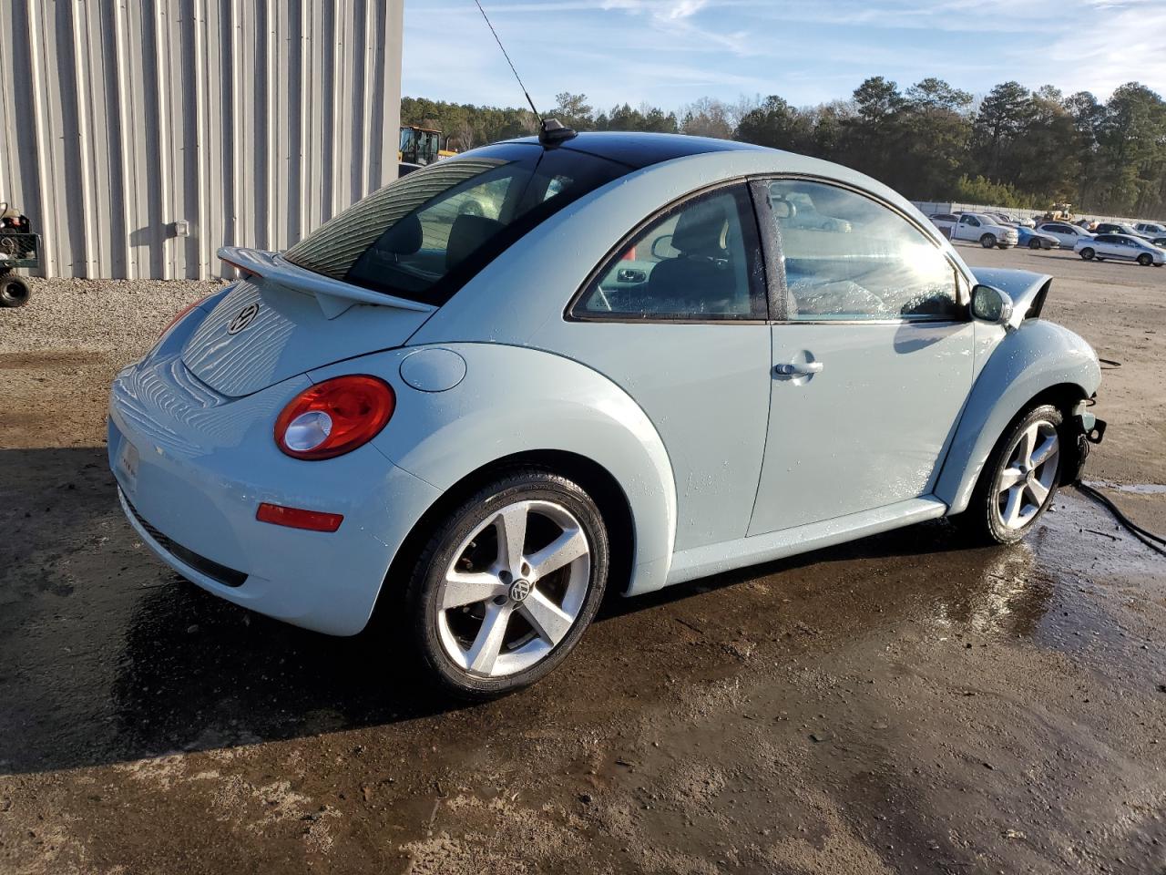 2010 Volkswagen Beetle - Image 3