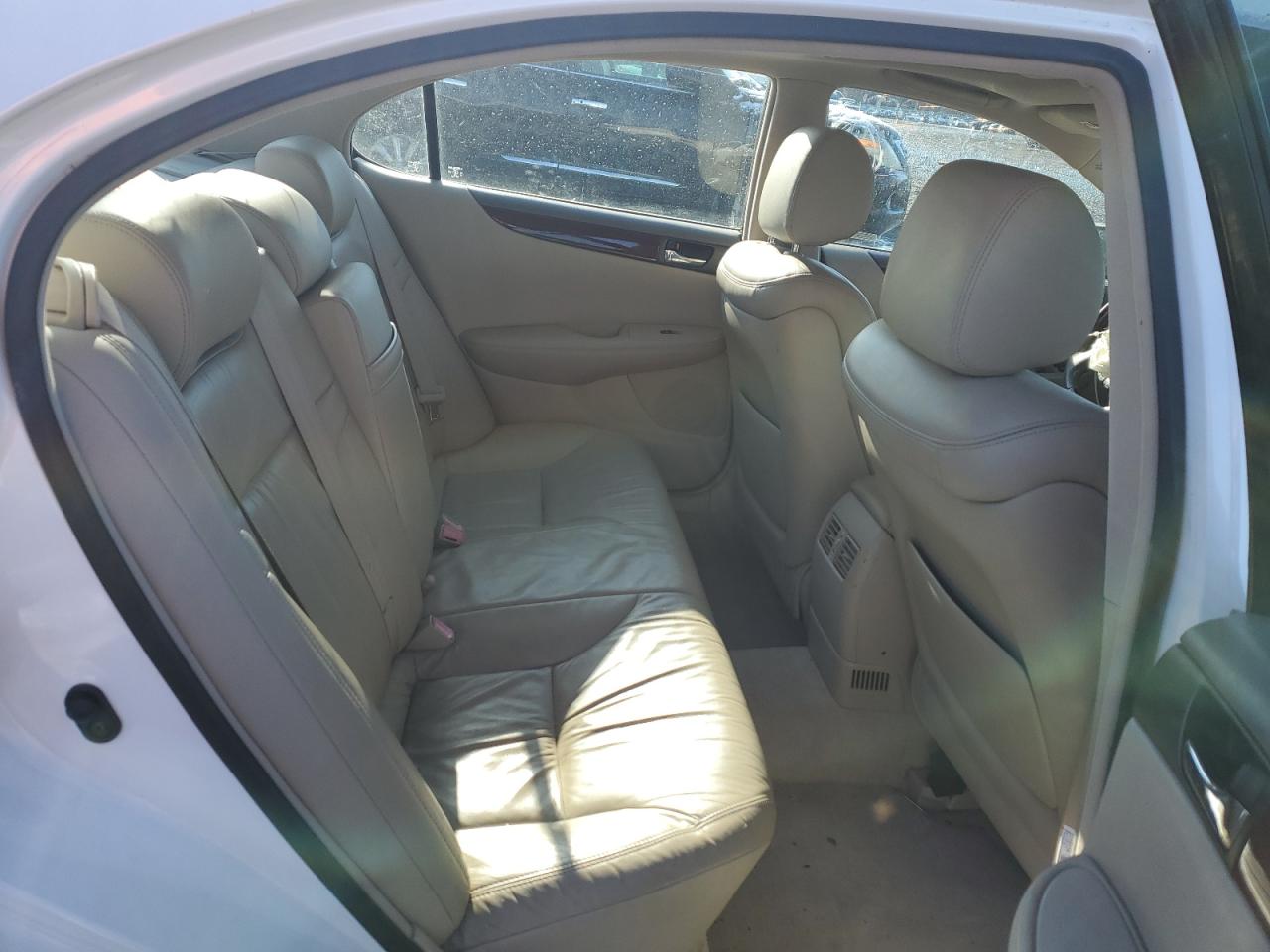 2004 Lexus ES - Image 10