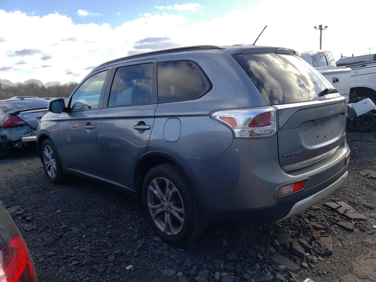 JA4AZ3A33FZ006538 2015 MITSUBISHI OUTLANDER - Image 2