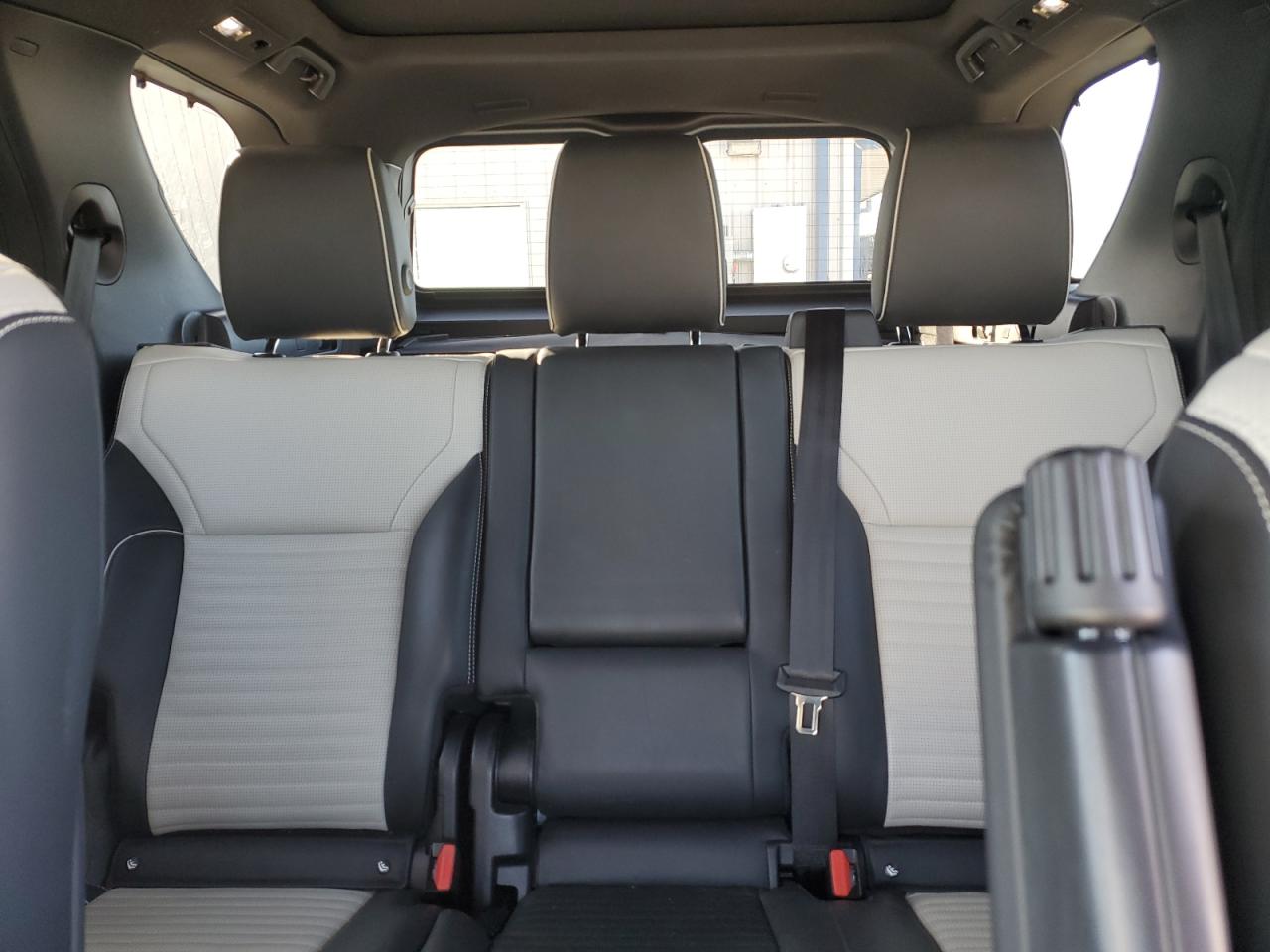 2022 Land Rover Discovery - Image 10