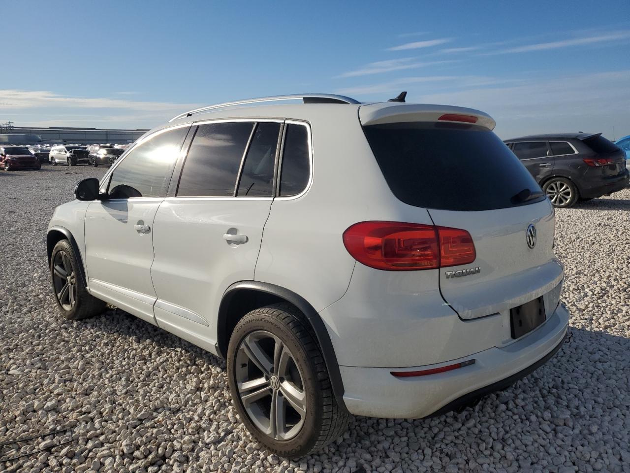 2017 Volkswagen Tiguan - Image 2