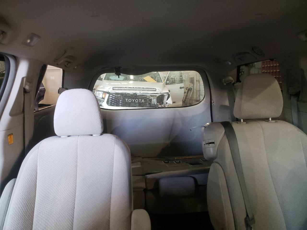 2012 Toyota Sienna - Image 10