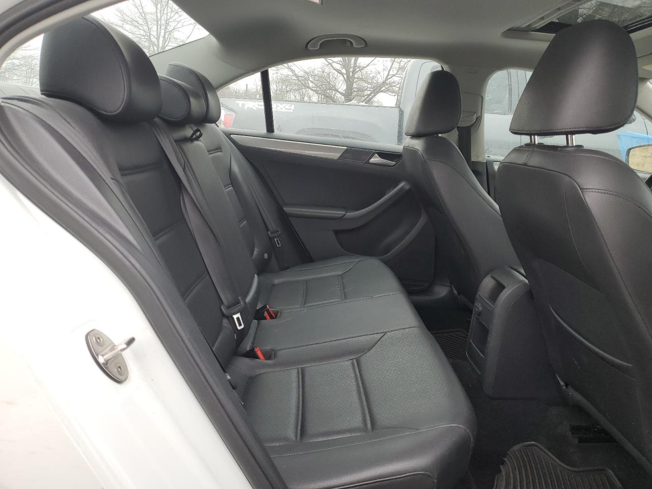 2017 Volkswagen Jetta - Image 10