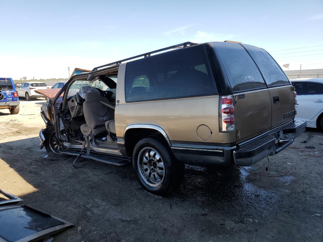 1999 Chevrolet Suburban - Image 2