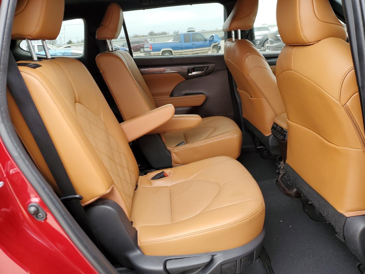 2022 Toyota Highlander - Image 10