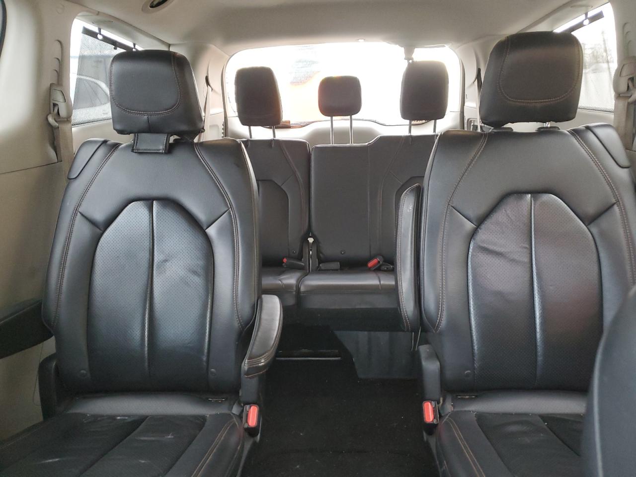 2018 Chrysler Pacifica - Image 10