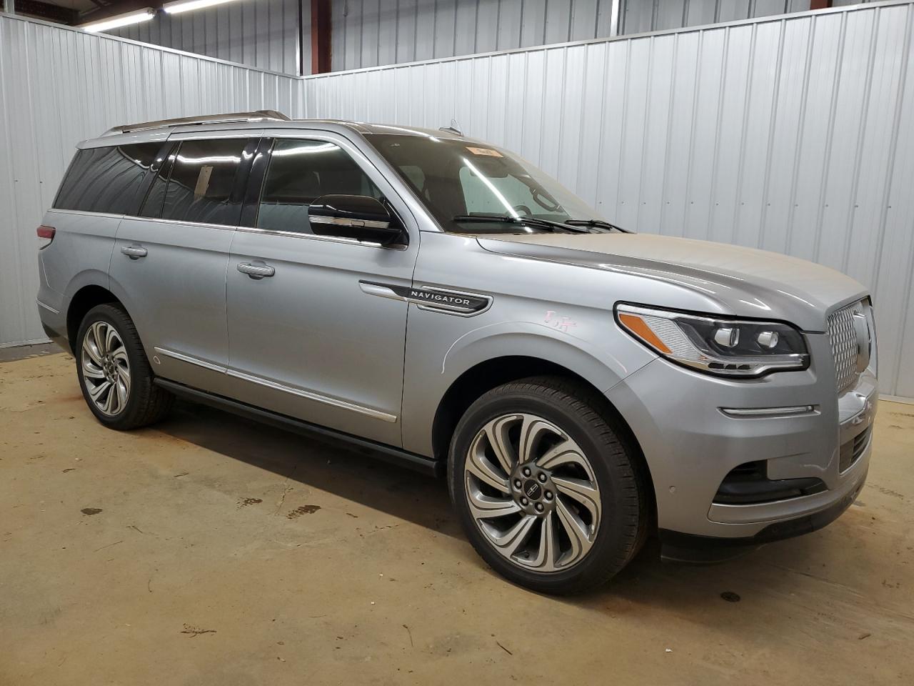 2023 Lincoln Navigator - Image 4