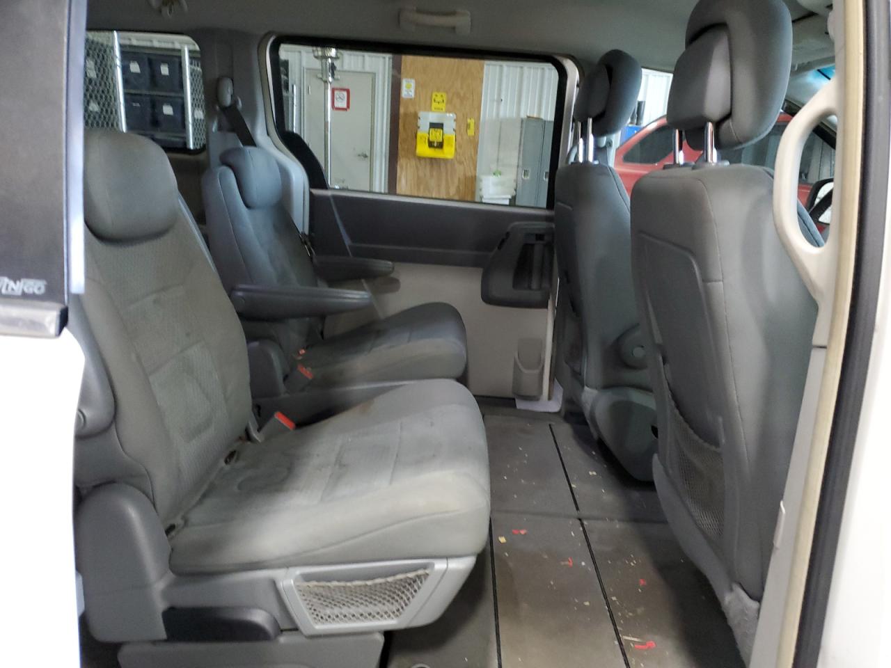 2010 Chrysler Town & Country - Image 12