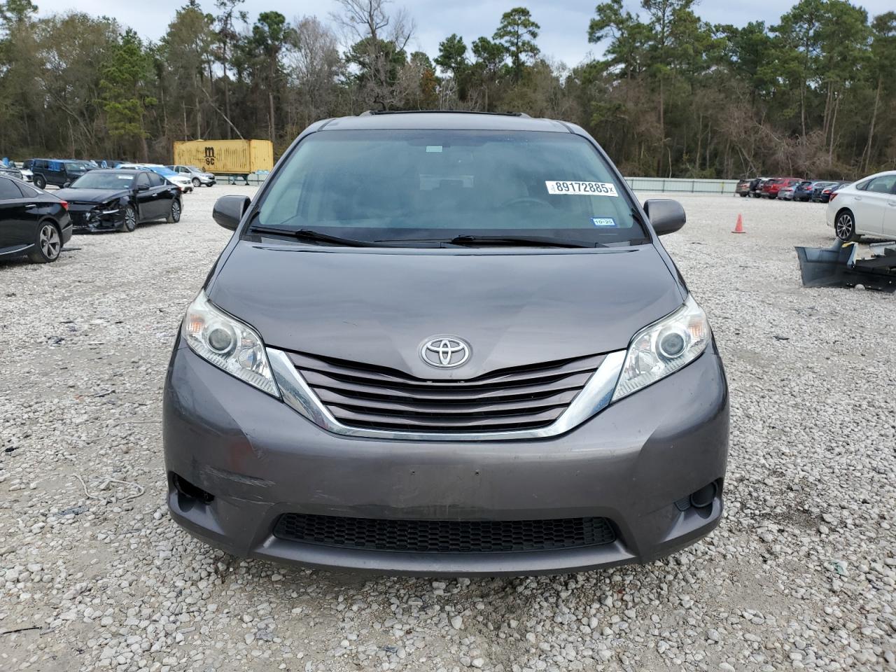 2017 Toyota Sienna - Image 5